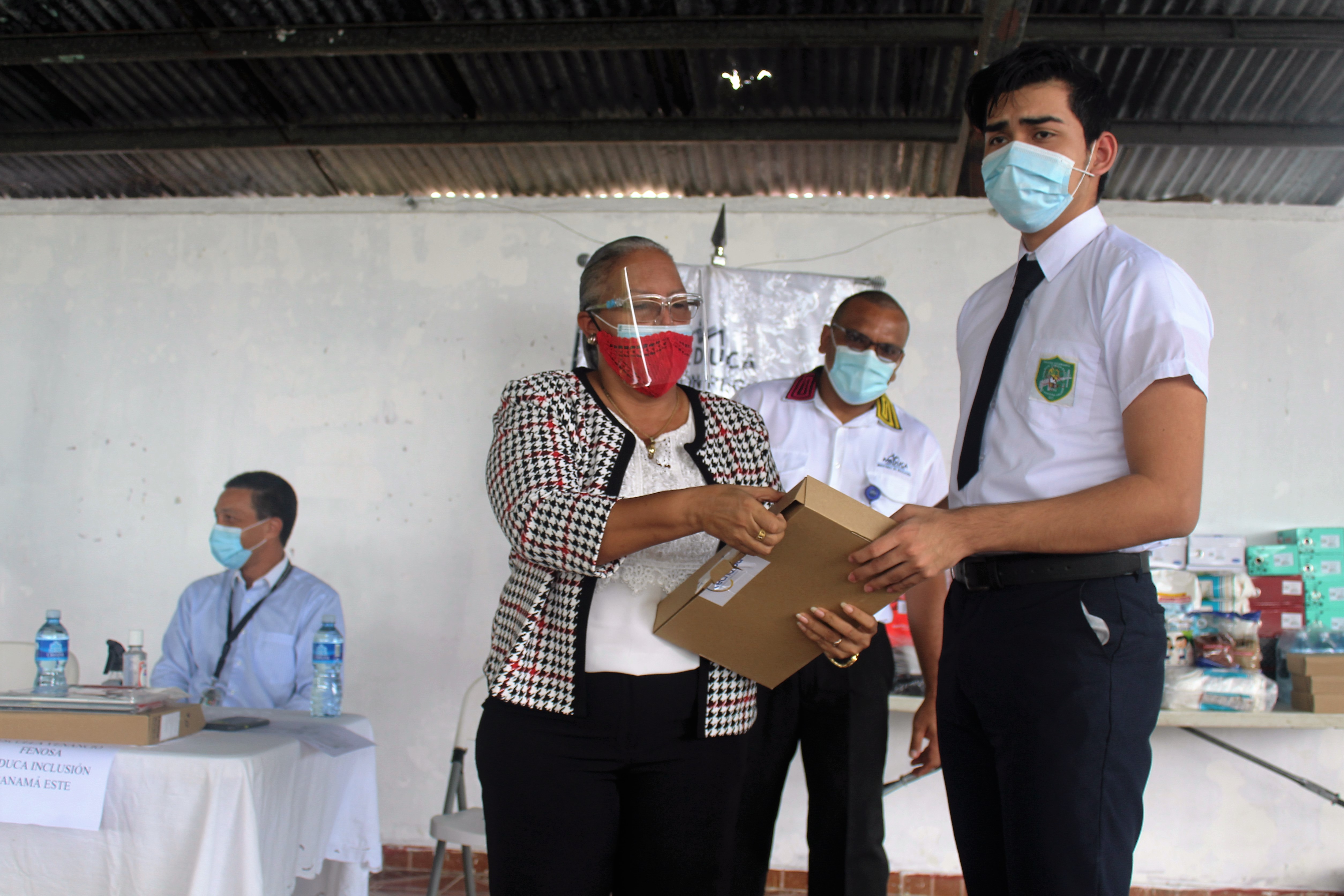 Entrega de materiales educativo