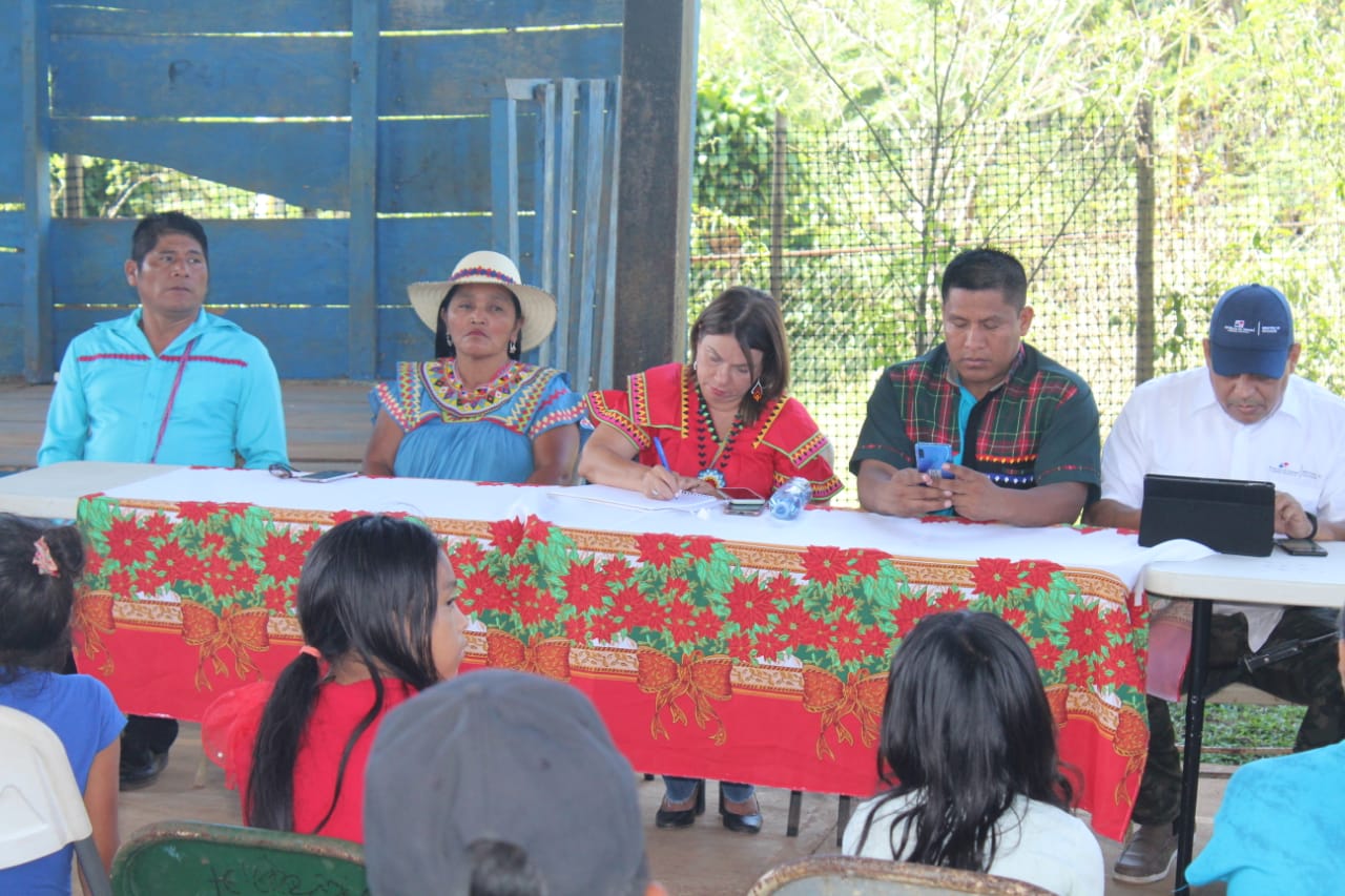 Ministra en Potrero de Caña