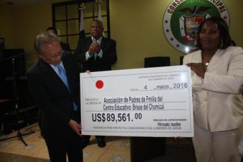 Entrega Cheque Emb Japon Chumical (50).JPG