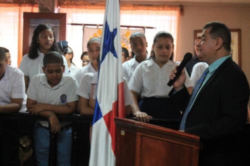 Homenaje%20a%20estudiantes%20sobresalientes%20celebrando%20el%20D%C3%ADa%20del%20Ni%C3%B1o%20(1).jpg