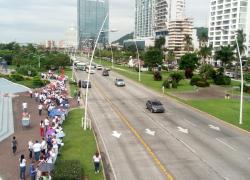 Vista general de la cadena humana en apoyo a la Fundación Valórate.