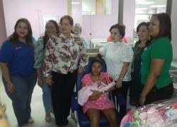 Personal de Jóvenes y Adultos en la entrega de canastilla en la Sala de Maternidad del Hospital Santo Tomas