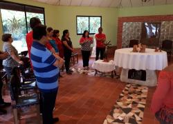 Magíster Agnes de Cotes, Directora Nacional de Educación de Jóvenes y Adultos dando unas palabras a docentes participantes