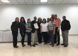 Magíster Antonio Ureña con el equipo de trabajo de Jóvenes y Adultos