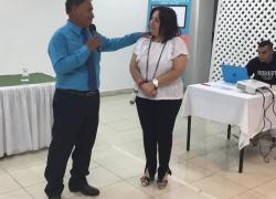 Dandole la bendición  y las gracias a la Directora Nacional de Jóvenes y Adultos