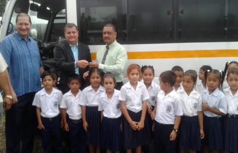 Entregan bus al Centro Educativo Clímaco Delgado