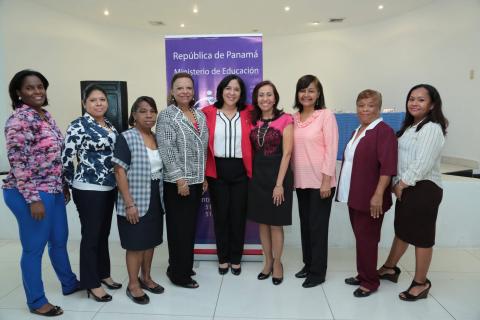 Colaboradores de MEDUCA reciben reconocimiento por antigüedad laboral.