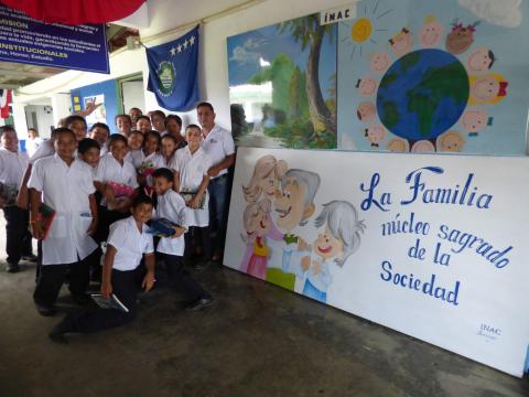 En Chiriquí, INAC entrega murales educativos a la Escuela de Francia