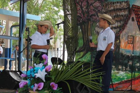 Niños cantando décima 