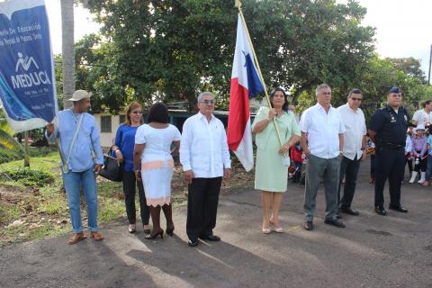 viceministra como abanderada