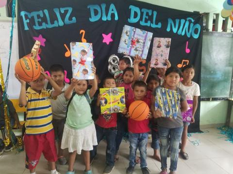 Dia del niño al estilo americano, hablando inglés en la escuela de Barranco adentro - Changuinola