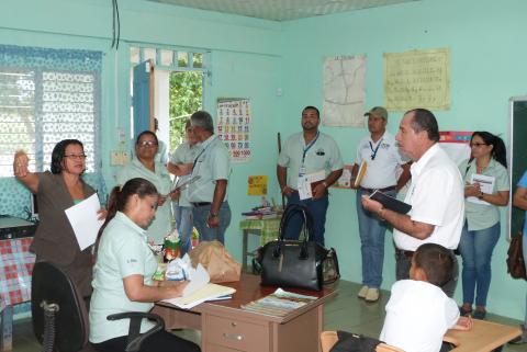 Director regional y su equipo de trabajo visitan escuelas de Herrera