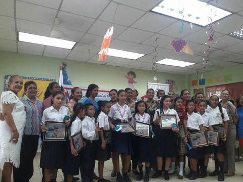 En Panamá Este estudiantes le rinden honor a la Patria