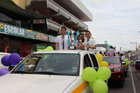 Con caravana reciben a estudiantes que ganaron la Copa Nacional de Debate 2017