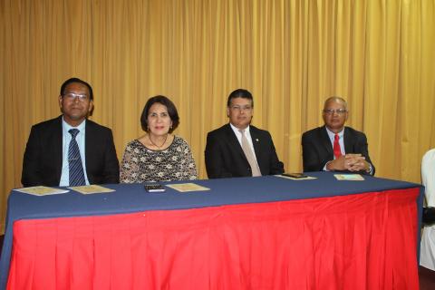 Honran labor de distinguidos docentes de Panamá Centro