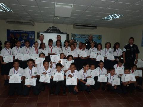 Estudiantes herreranos se gradúan del programa D.A.R.E.       