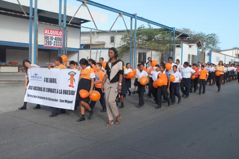 Estudiantes participan de caminata por el Día Nacional del Combate a la Obesidad  