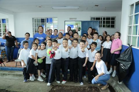 Global Bank y fundación Olga Sinclair, pintan murales en escuela Ricardo Miró