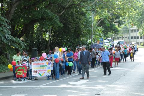 Con vistoso desfile celebran 30 años de la educación inicial