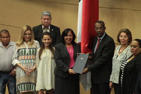 Ministra presenta proyecto de ley por la educación ante la Asamblea