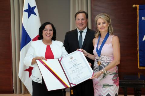 Ministerio de Educación condecora a Yolanda Eleta con la medalla José Daniel Crespo