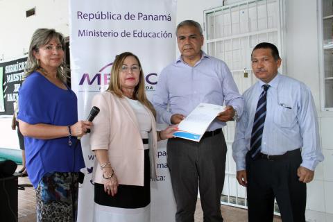 Entregan la orden de proceder para proyecto en la escuela Domingo Faustino Sarmiento