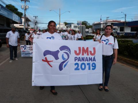 Con caminata celebran izada de la bandera de la JMJ en Herrera