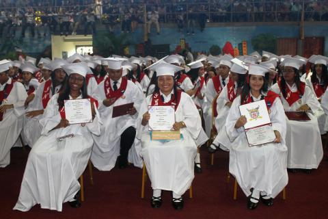 Estudiantes culminan estudios de Media en el Instituto Nacional