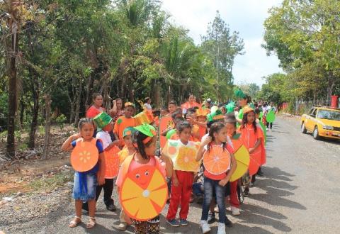 Estudiantes de Tierra Prometida celebran  ‘el mundo maravilloso de las frutas’