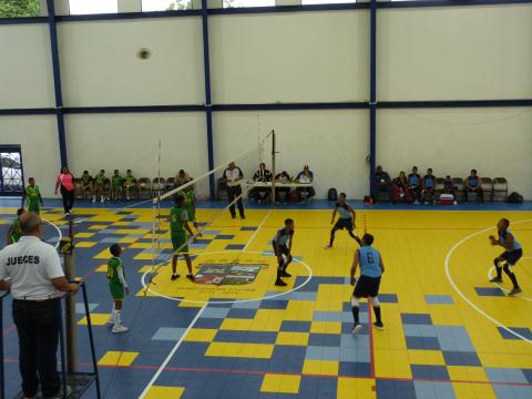 Disputados partidos en el inicio del voleibol masculino de premedia de Azuero