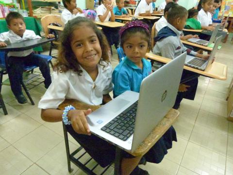 Entregan computadoras en la Escuela Salamanca, provincia de Herrera