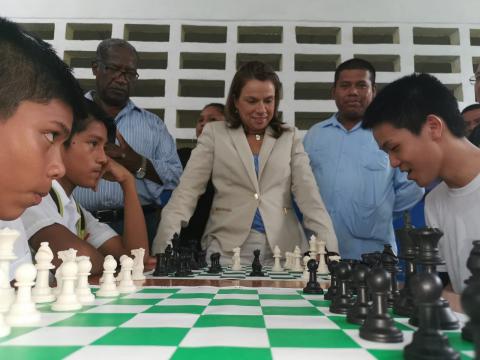 Ministra de Educación recorre centros educativos en Bocas del Toro