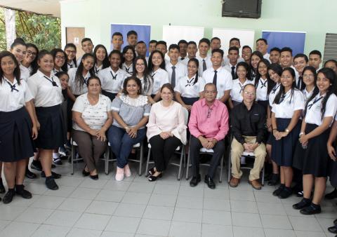 Ministra de Educación recibe a estudiantes del IPT Dr. Arnulfo Arias Madrid