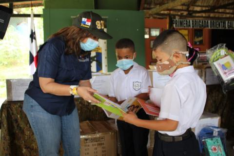 Entrega de materiales educativo