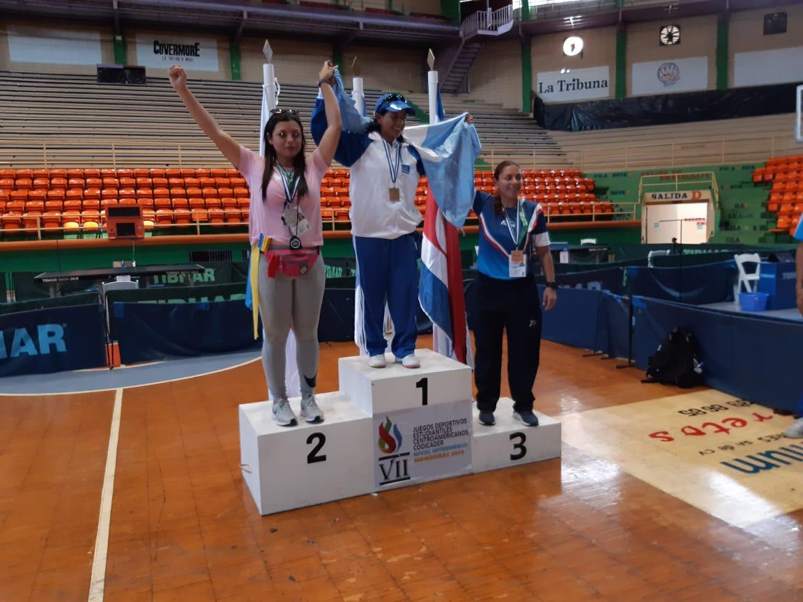 Educadora panameña gana medalla de plata en competencia de educación física en Guatemala