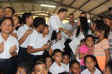 Presidente Juan Carlos Varela entrega orden de proceder para construcción de Escuela República de Costa Rica