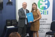 MEDUCA recibe fuentes biográficas de la OEI para escuelas oficiales.