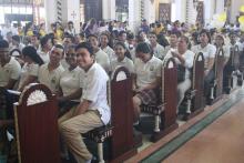 Educadores y estudiantes participan de eucaristía.