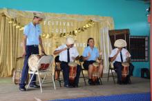 jóvenes tocando