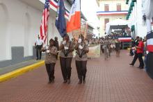 banda independiente desfila con banderas