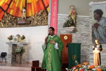 Misa e izada de la bandera de la JMJ en la Escuela Evelio Dolores Carrizo en Herrera