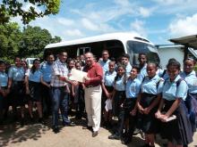 Director Regional de Educación de Herrera entrega bus para centro escolar