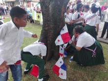 Centros escolares en Almirante siembran banderas para iniciar el mes de la patria en Bocas del Toro